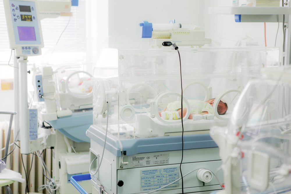 Bebe recien nacido en la incubadora del hospital